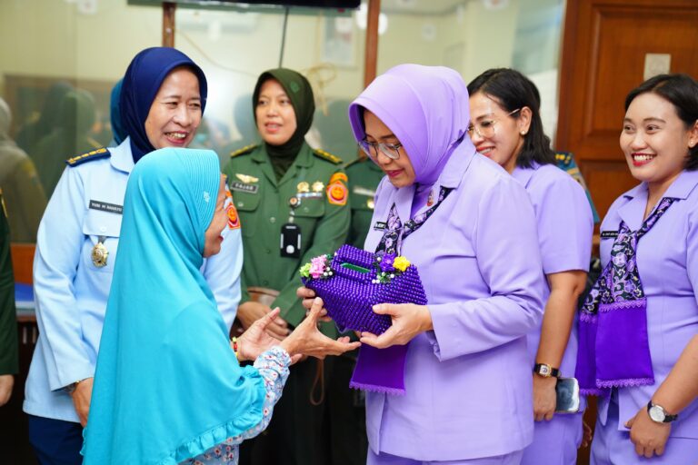 Ibu Raksa Tri Anggana Tantri Dan Wanita TNI Gelar Bhakti Sosial Di Panti Jompo